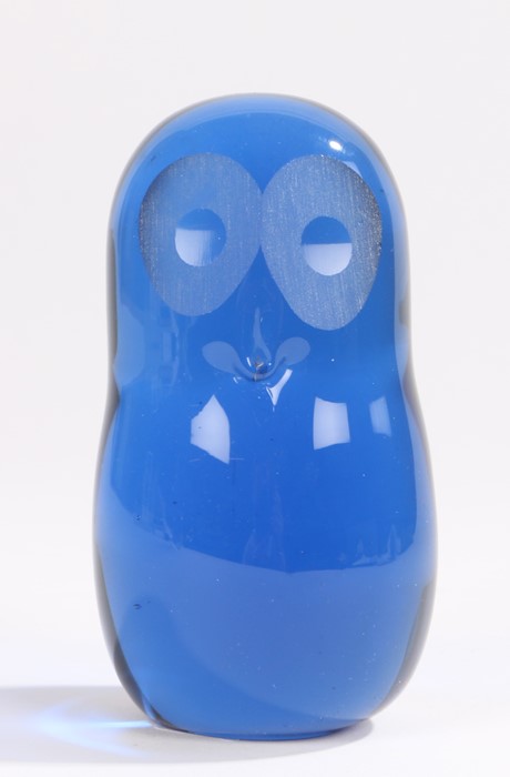Wedgwood blue glass paperweight, in the form of an owl, 11cm high
