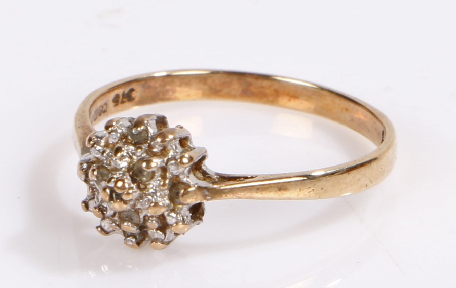 9 carat gold ring, with a flower head design, K