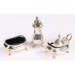 Elkington plate condiment set, consisting of pepperette, salt and mustard pot with blue glass liners