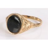 9 carat gold and onyx signet ring, ring size Z