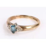 9 carat gold topaz set ring, ring size L