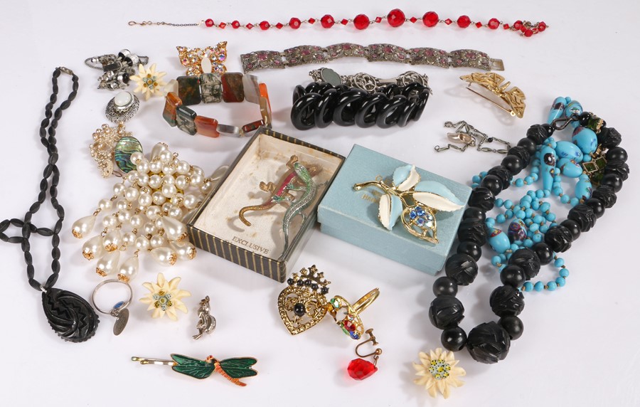 Quantity of jewellery to include necklaces, earrings and brooches (qty)