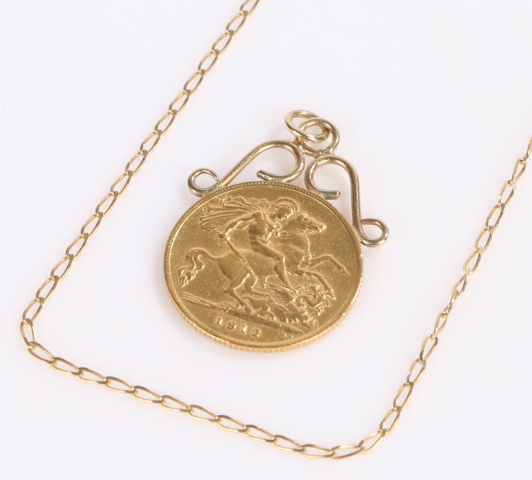 George V Half Sovereign, mounted as a pendant with chain, total weight 5,7 grams - Image 2 of 2
