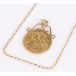 George V Half Sovereign, mounted as a pendant with chain, total weight 5,7 grams