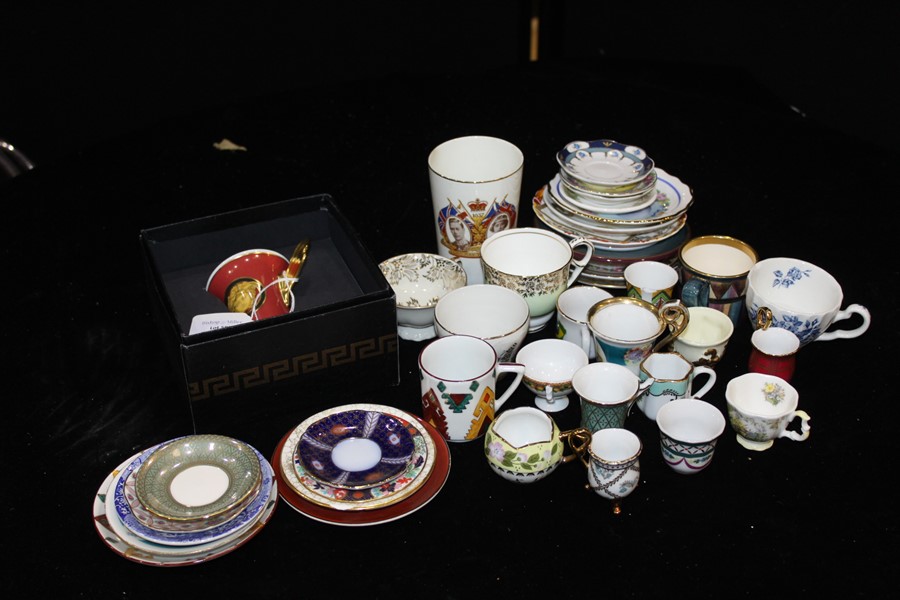 Collection of porcelain cabinet cups and saucers (qty)