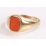 9 carat gold signet ring, with an agate stone, 2 grams