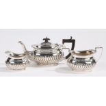 George V silver tea set, Birmingham and Chester 1913, maker Jones & Crompton, consisting of teapot