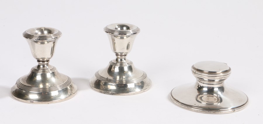 George V silver inkwell, Birmingham 1918, maker A & J Zimmerman Ltd, of capstan form, with loaded