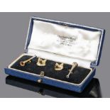 Novelty pair of 15 carat gold cufflinks, hunting form with a fox head and hunting horn, 7.6 grams