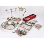 Collection of silver plated ware, to include a Grenadier Silversmith's cake slice , a glass jug,