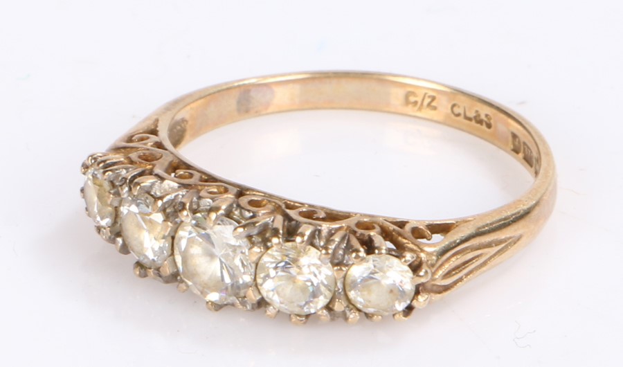 9 carat gold ring set with graduated clear paste, ring size O 1/2, 2.7g