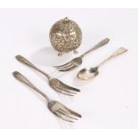 Three George V silver cake forks, Birmingham 1933, maker Arthur Price & Co Ltd, silver teaspoon,