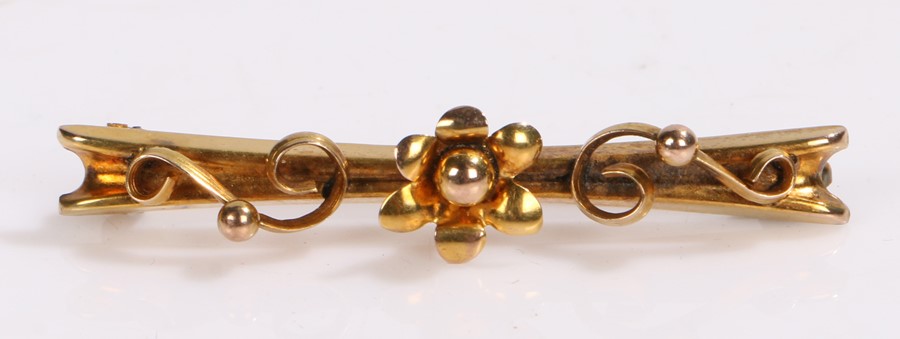 9 carat gold bar brooch, with foliate and scroll decoration, 1.6g