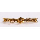 9 carat gold bar brooch, with foliate and scroll decoration, 1.6g
