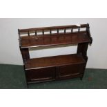 Edwardian mahogany hanging shelf, with spindle turned top rail above a shelf and open recess and two