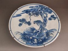 Große Porzellanplatte - China, Qing-Dynastie, großformatige Malerei in Unterglasurblau: Kiefer mit