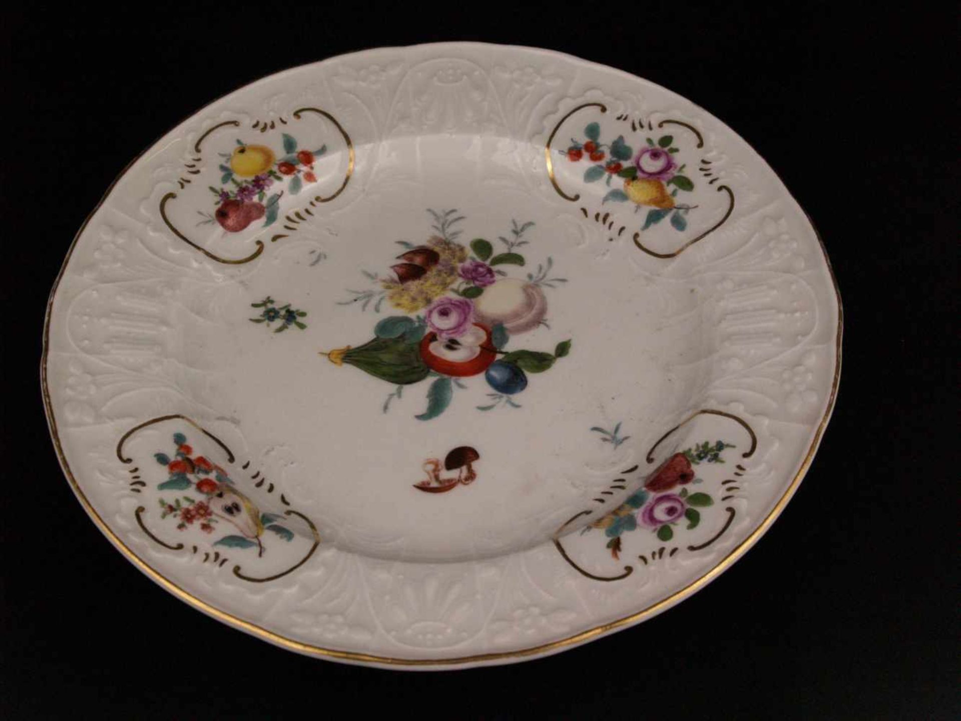 Zierteller Meissen - unterglasurblaue Schwertermarke, um 1810, floraler Reliefdekor, polychrom