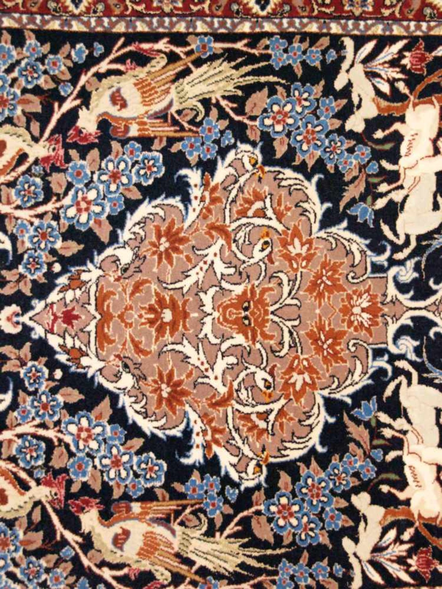 Orientteppich - Wolle und Seide, blaugrundig, zentrale florale Kartusche, gerahmt von Vögeln, - Bild 7 aus 11