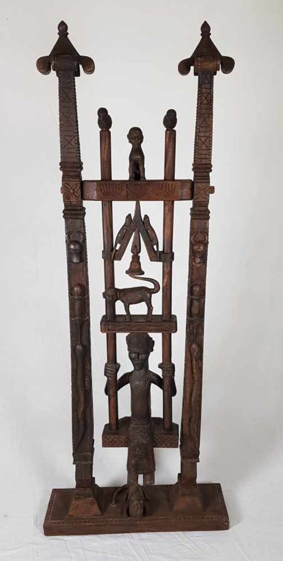 Afrikanische Holzskulptur - Holz beschnitzt,gebeizt,in Form einer frei schwingenden Schaukel,