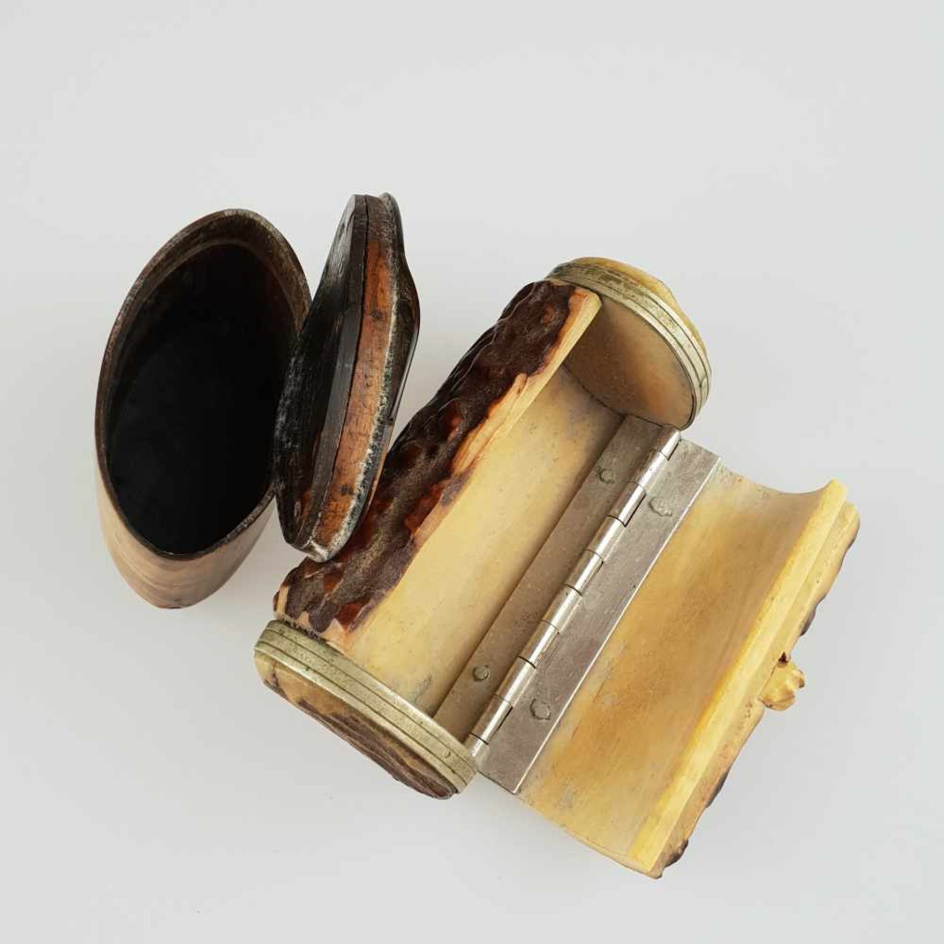 Zwei Schnupftabakdosen - Geweih/Horn, Metallmontierung mit scharniertem Deckel, 1x ovaler Korpus, - Bild 2 aus 4
