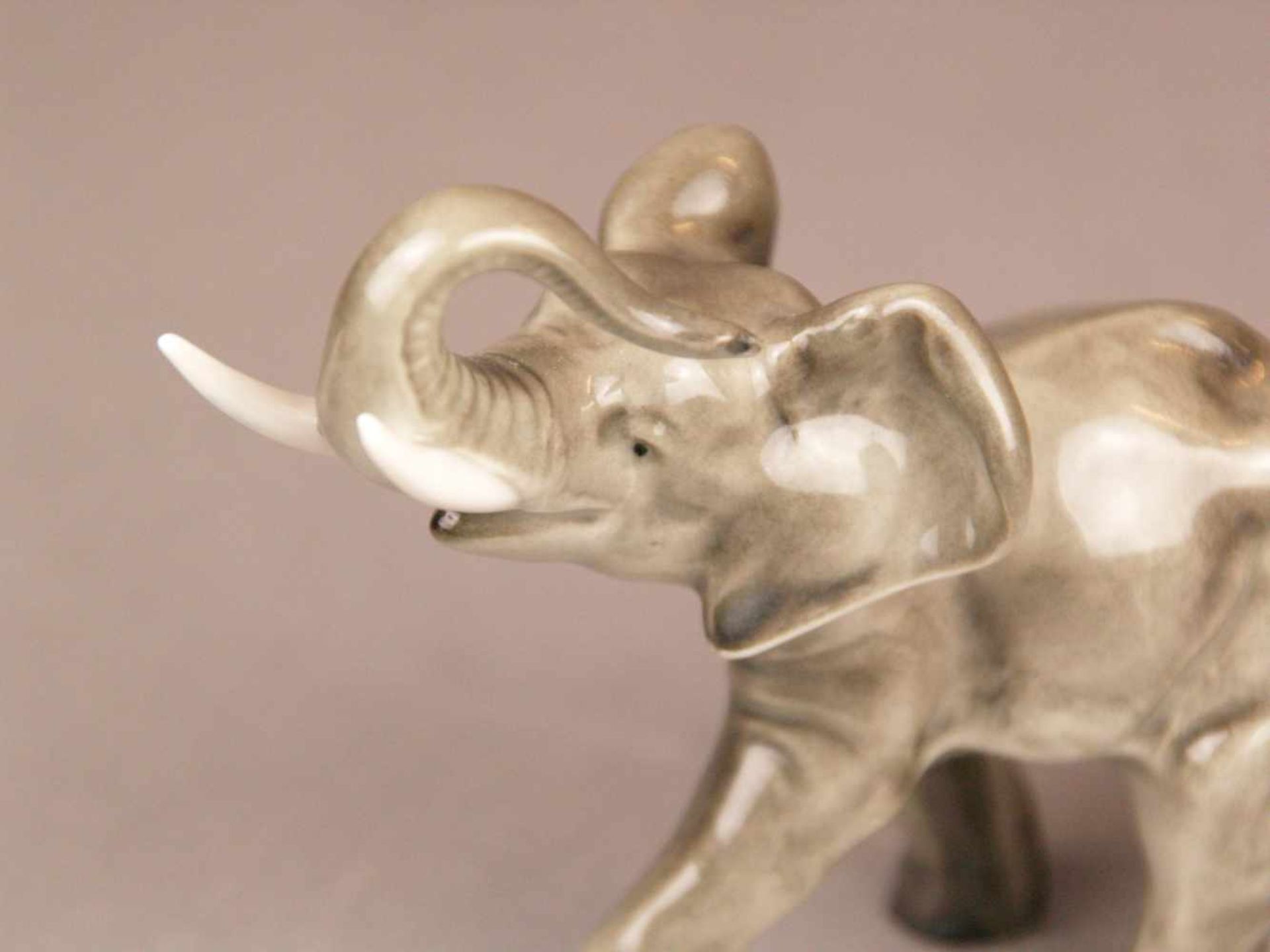 Porzellanfigur "Elefant" - Hutschenreuther, Entwurf von Karl Tutter, schreitender Elefant mit - Bild 4 aus 7