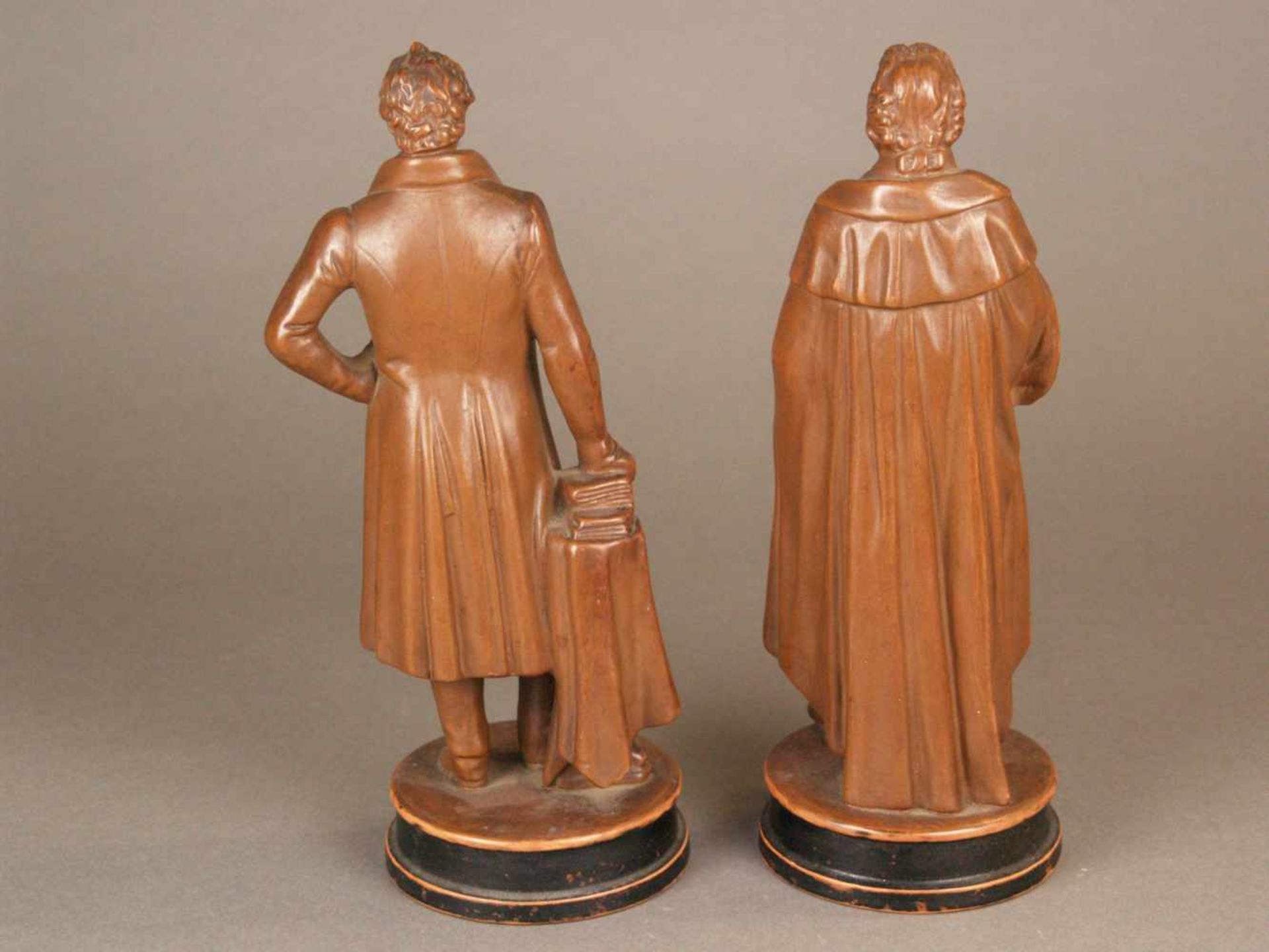 Paar Keramikfiguren Goethe und Schiller - zwei vollplastischen Ganzkörper-Figuren, braun glasiert, - Bild 2 aus 6