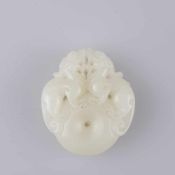 Bi-Scheibe - China, fast weiße opake Jade,runde Scheibe mit kleiner zentraler Durchbohrung, an