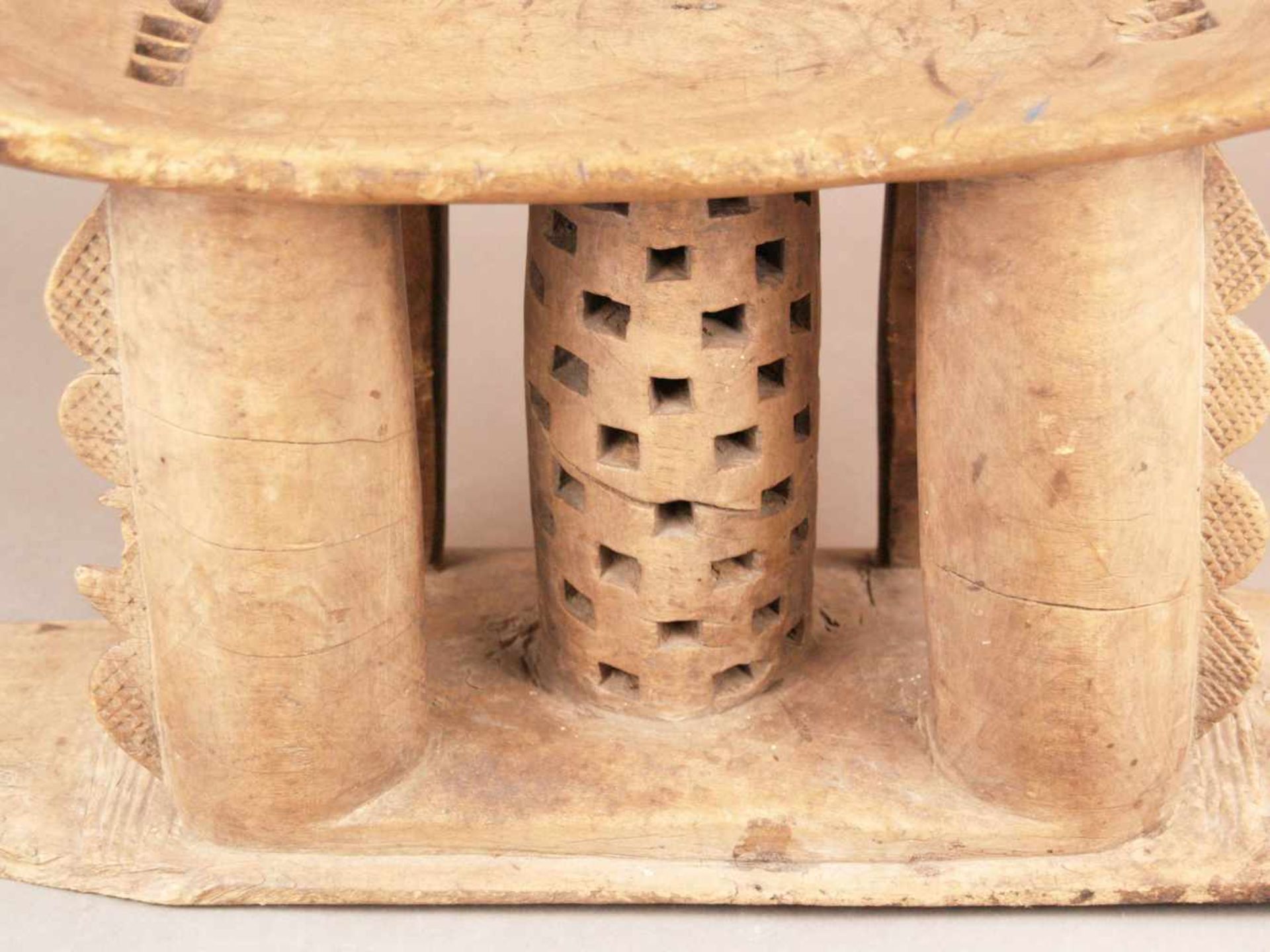 Afrikanischer Hocker - Ashanti, Ghana, wohl 19. Jh., Holz, aus einem Stück geschnitzt, - Bild 5 aus 7