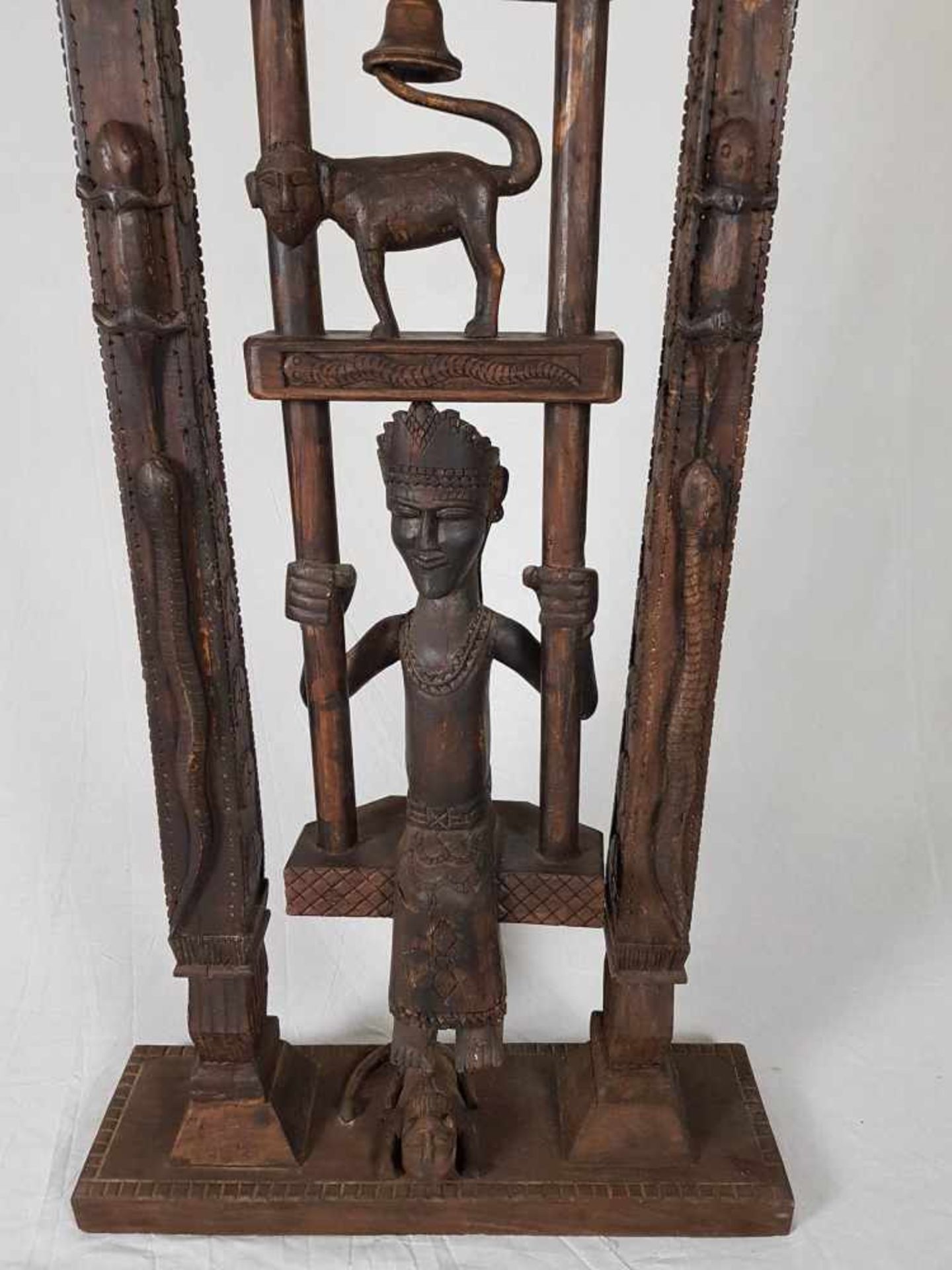 Afrikanische Holzskulptur - Holz beschnitzt,gebeizt,in Form einer frei schwingenden Schaukel, - Bild 2 aus 8