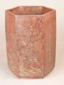 Zisha-Pinselhalter - China, Yixing Keramik, rotbräunliche Farbe, hexagonal facettierter Korpus mit