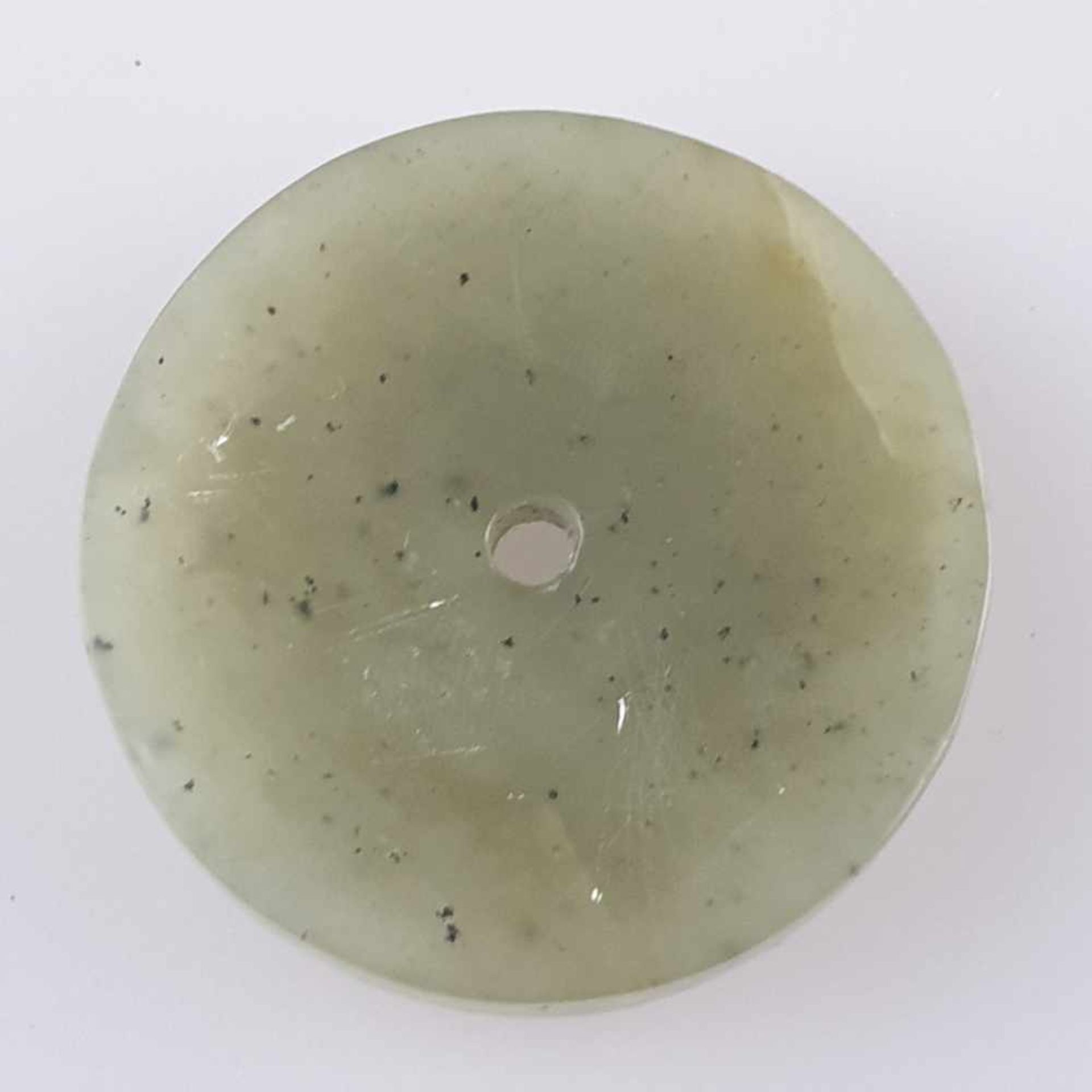 Bi-Scheibe - seladongrüne Nephritjade, beschnitzt mit zwei drachenartigen Pixiu,Dm.ca.4,7cm, Gewicht - Bild 5 aus 7