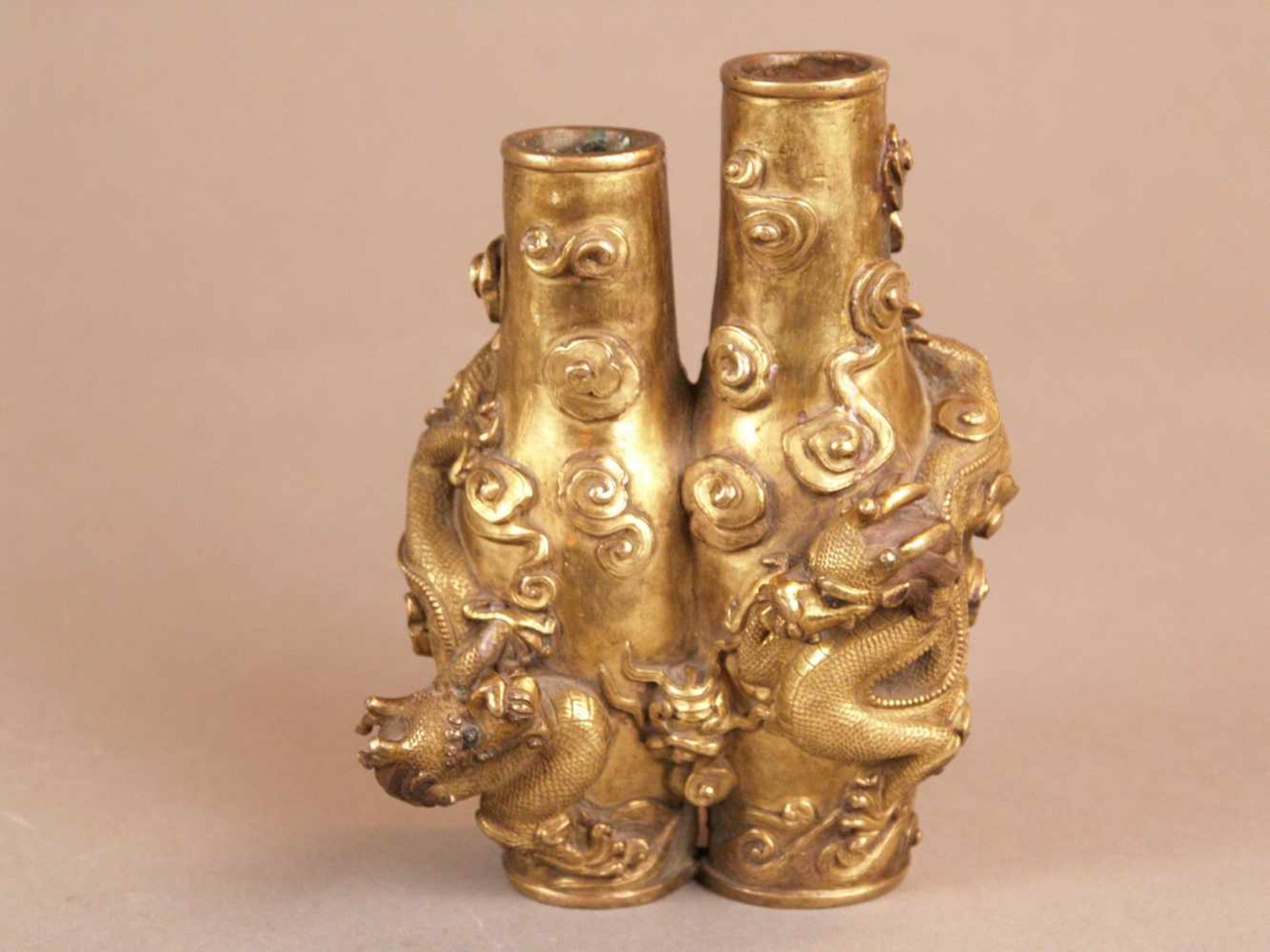 Prunkvolle Doppel-Vase - China, Qing-Dynastie, 19.Jh.,feiner Bronzeguss mit Vergoldung, zwei - Bild 4 aus 10