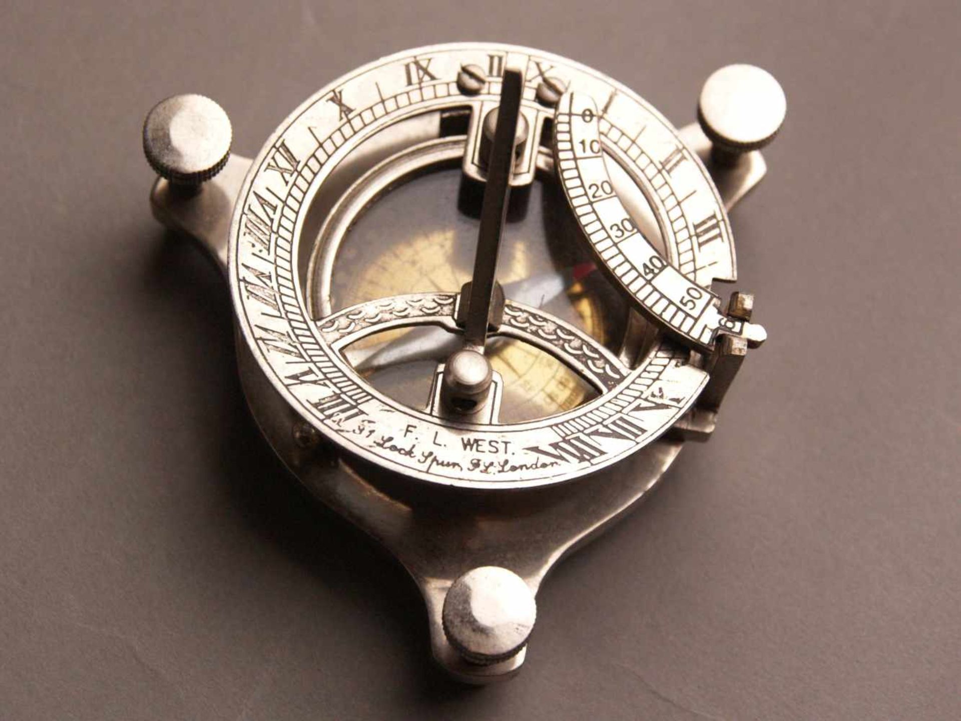 Sonnenuhr mit Kompass - "F.L.West London", Metallgehäuse auf drei Schrauben, Durchmesser: 8,5cm, - Bild 3 aus 5