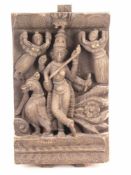 Die Göttin Sarasvati mit Laute - Südindien 18./19.Jh., schweres volkstümliches Reliefschnitzwerk,