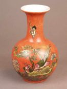 Vase - Tian qiu ping, rote Glasur in der Art der Pfirsichblütenglasuren sowie Darstellung zweier