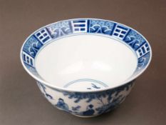 Klapmuts-Schale - China, Porzellan, bemalt in Unterglasurblau, umlaufend Landschaftsszenen mit
