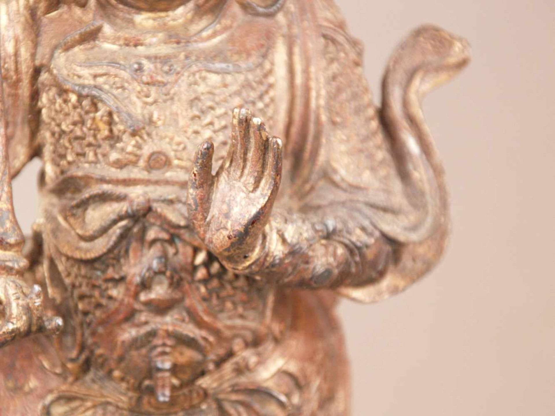 Bronzefigur des Gottes Er-lang Shen - China, Bronze mit Goldlackfassung, in stehender Haltung auf - Bild 5 aus 13