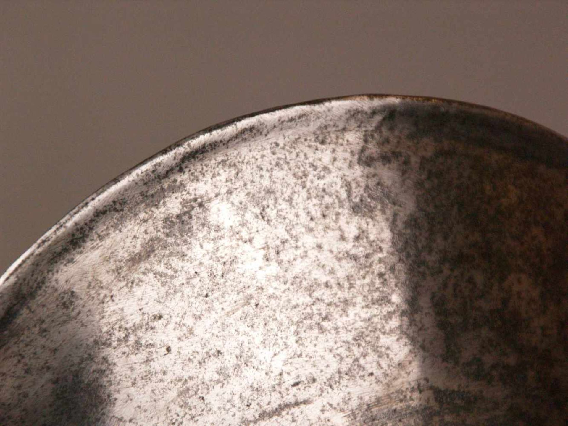 Schwarz-weißer Morion/Helm - süddeutsch, Ende 16.Jh./17.Jh., Eisen, teilweise geschwärzt, zweiteilig - Bild 2 aus 6