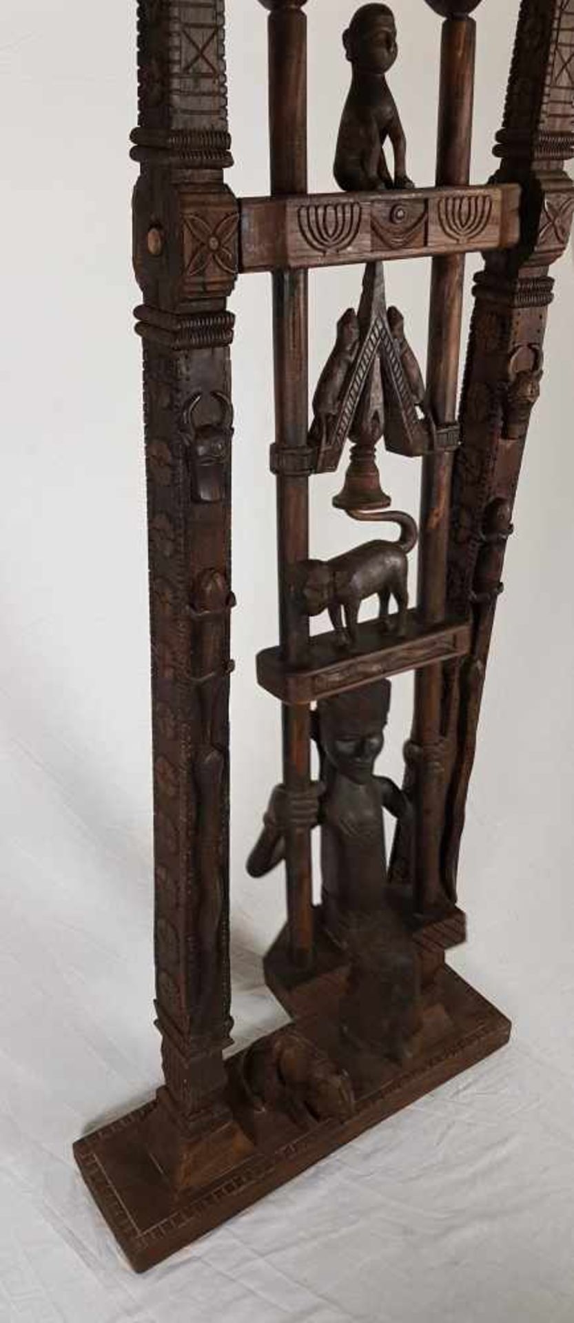 Afrikanische Holzskulptur - Holz beschnitzt,gebeizt,in Form einer frei schwingenden Schaukel, - Image 5 of 8
