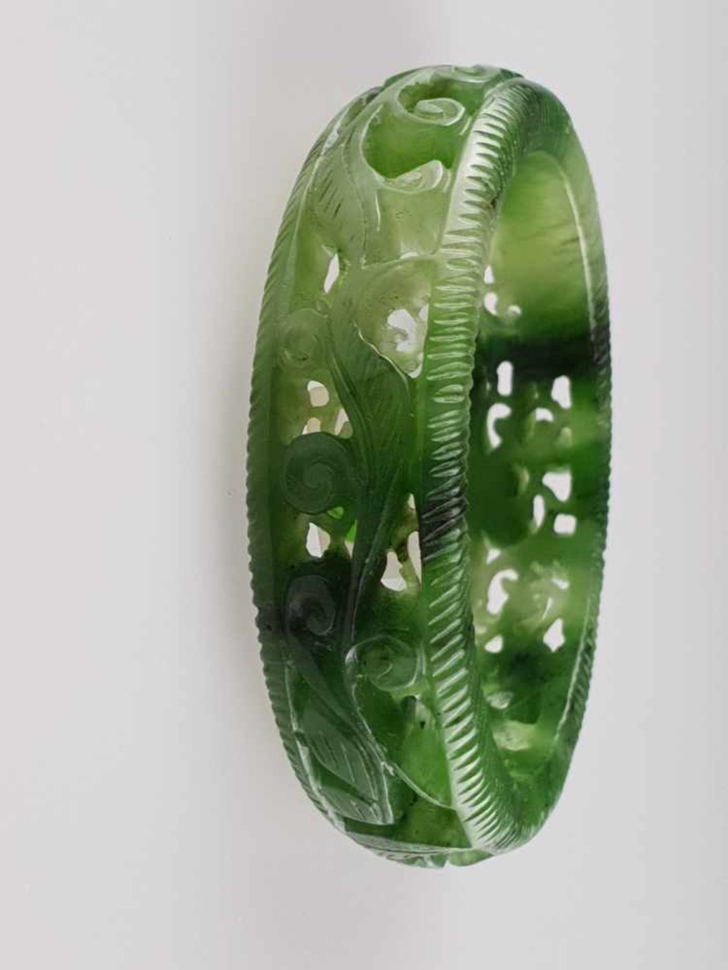 Jadearmreif - China, spinatgrüne Jade, filigrane Durchbrucharbeit mit Rankenmotiven, fein poliert, - Bild 3 aus 4