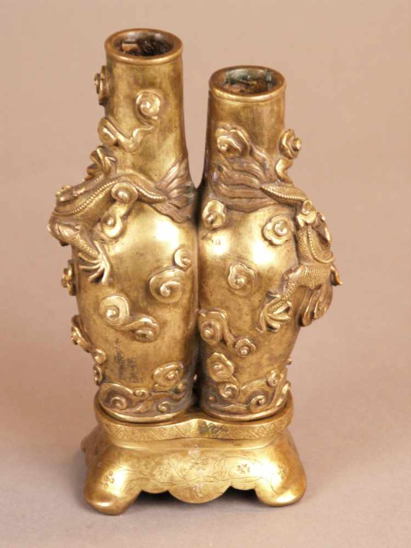 Prunkvolle Doppel-Vase - China, Qing-Dynastie, 19.Jh.,feiner Bronzeguss mit Vergoldung, zwei - Bild 2 aus 10