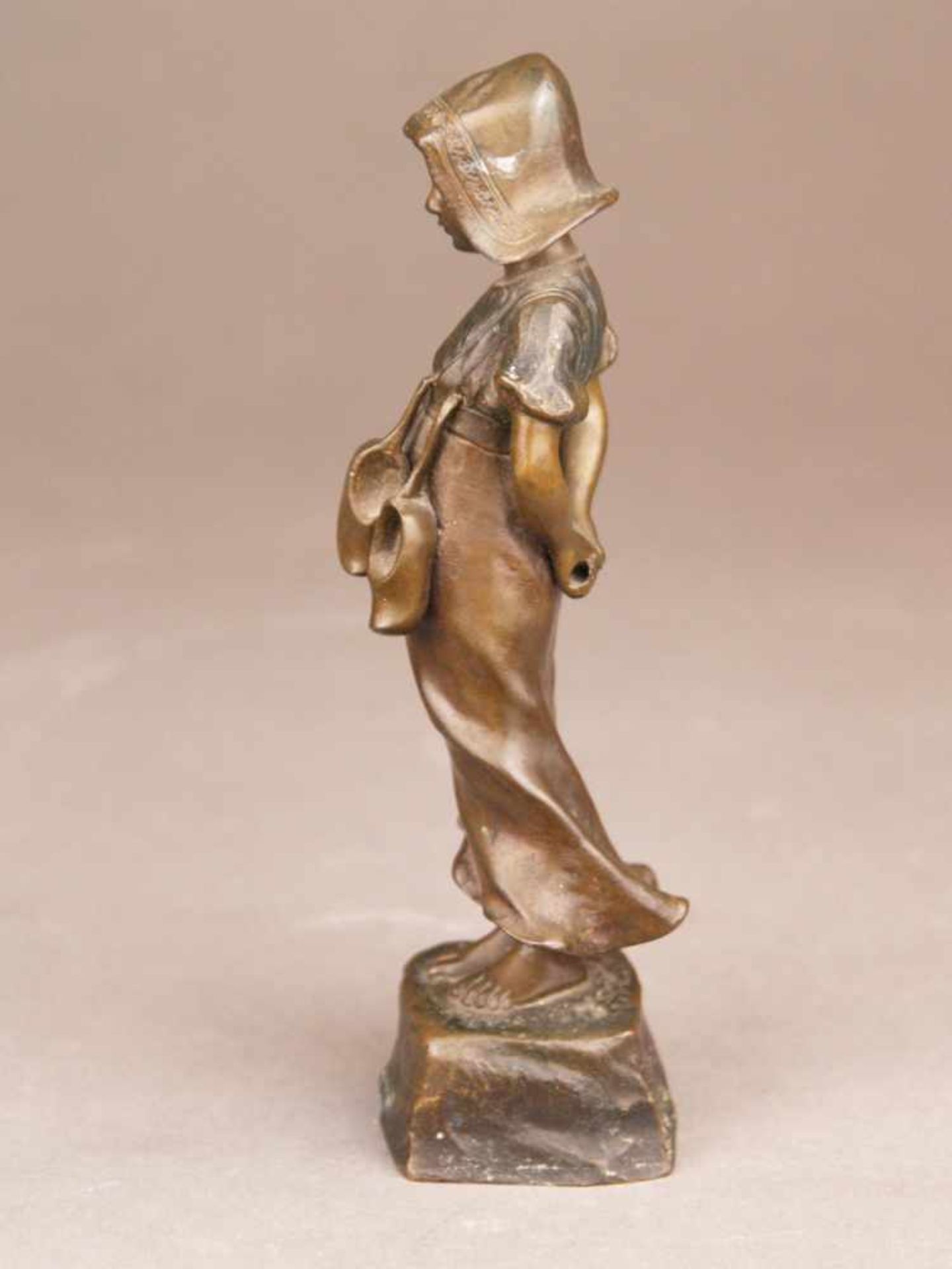 Pilar, J. (Wiener Bildhauer 1870 - 1930) Holländisches Mädchen mit Pantoffeln, Bronze, braun - Image 2 of 8