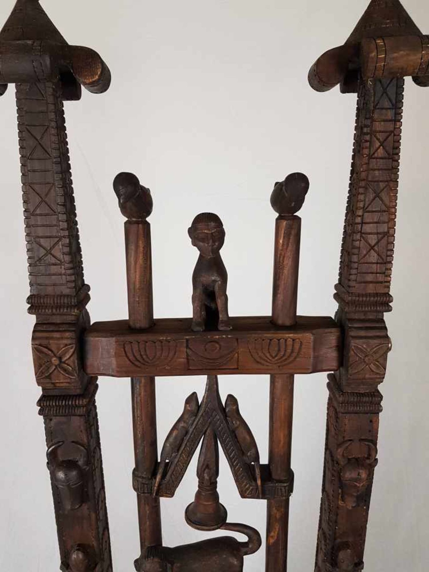Afrikanische Holzskulptur - Holz beschnitzt,gebeizt,in Form einer frei schwingenden Schaukel, - Image 4 of 8