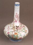Steckvase - China, 20.Jh., Porzellan mit Famille rose-Dekor: Vogelschwarm inmitten blühender