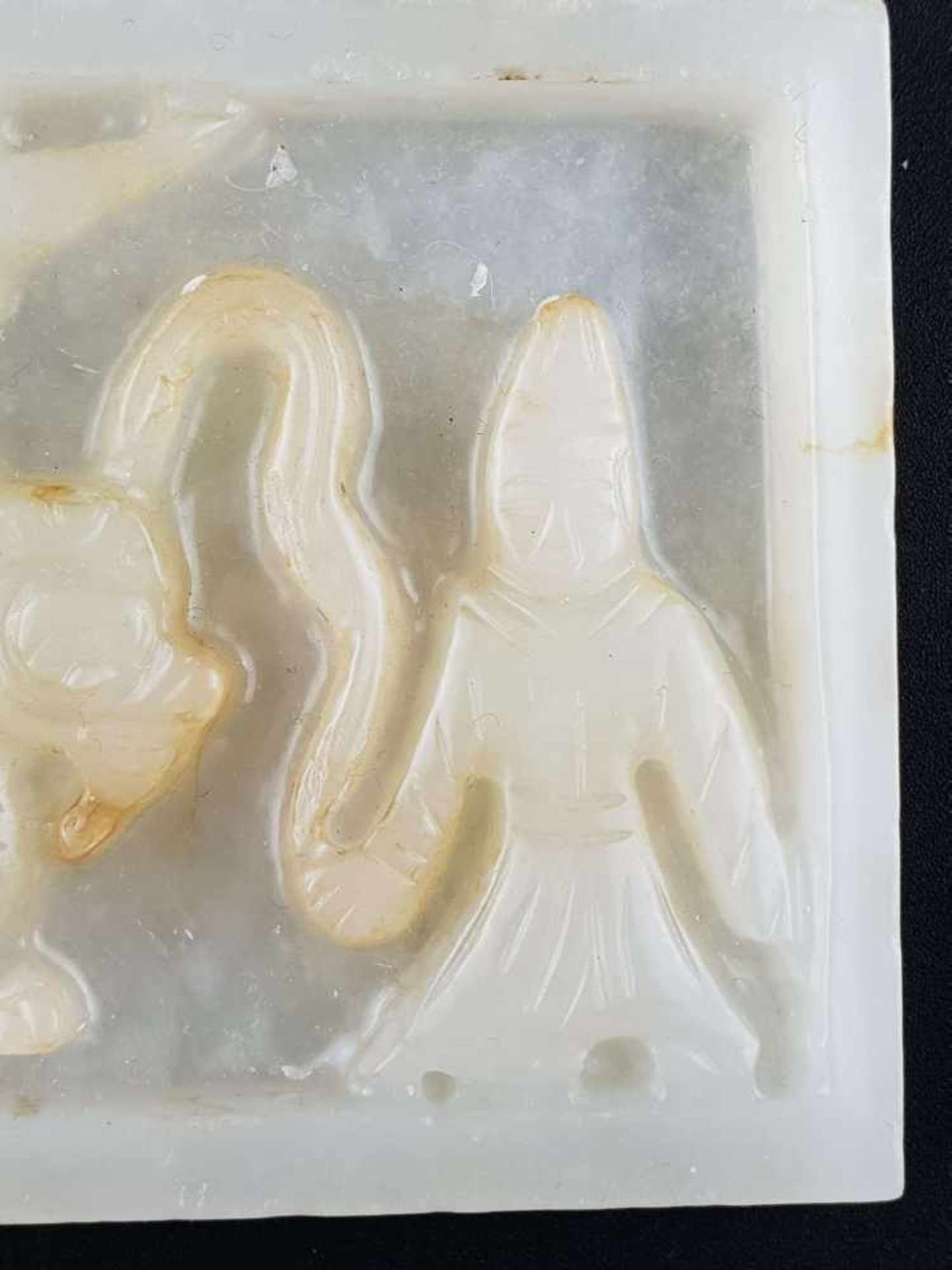 Archaisierende Gürtelschnalle - China, Qing-Dynastie, 19.Jh., weiße Jade mit wenigen ockerfarbenen - Bild 3 aus 5