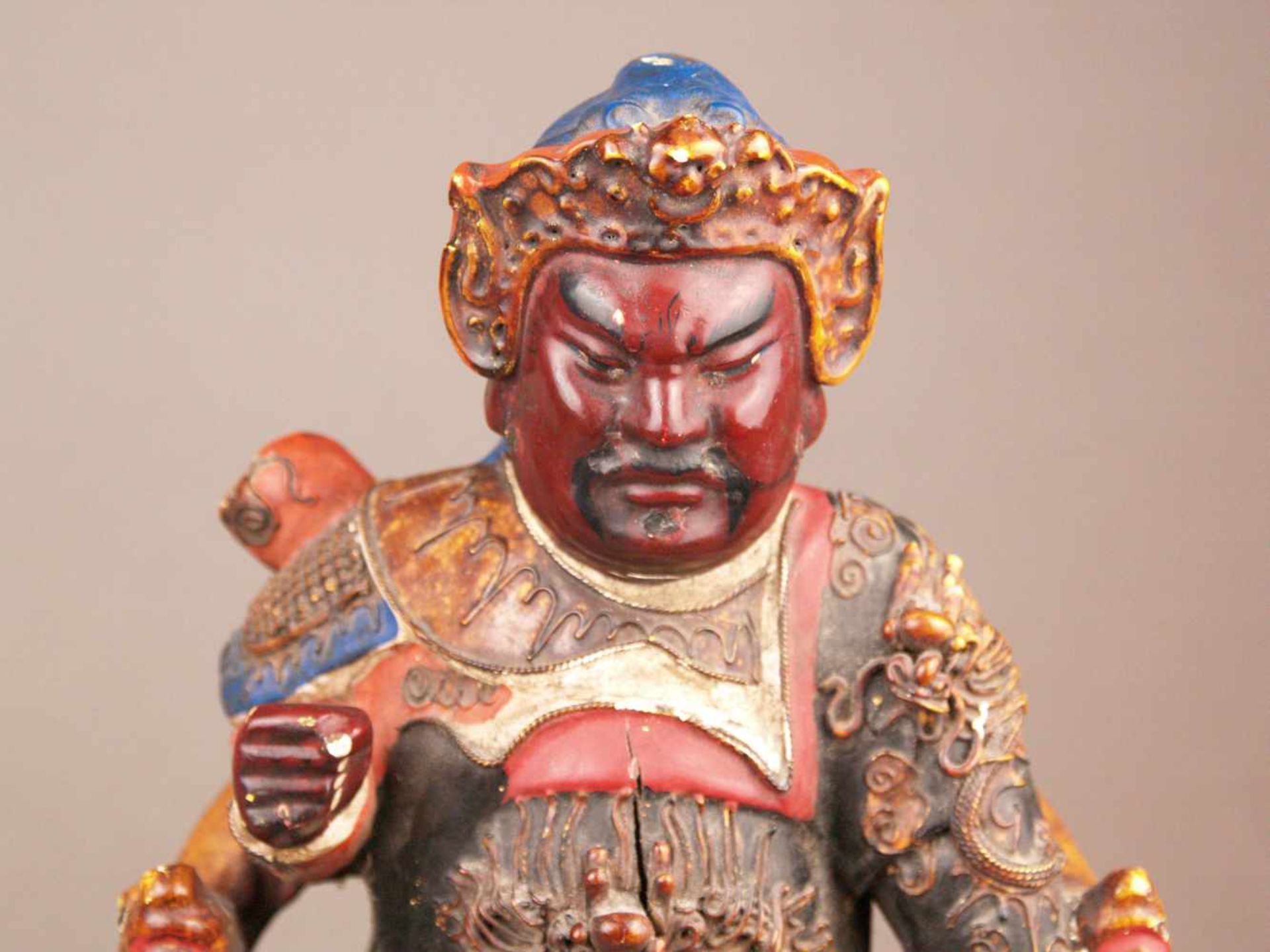 Figur des Kriegsgottes Guandi - China, im Stil der Ming-Zeit aber später (wohl 18.Jh.), Holz mit - Image 6 of 18