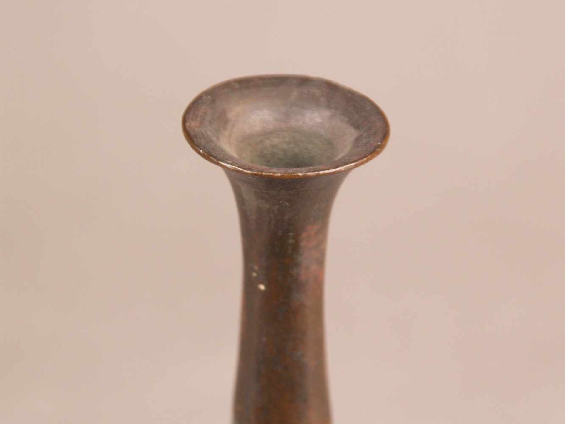 Bronzevase - China, über Standring tropfenförmiger Korpus mit hohem, schlankem Hals und - Bild 2 aus 7