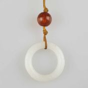 Ringförmiger Jadeanhänger - China, Qing-Dynastie,fein geschnitzter Jadering von schöner weißer Farbe