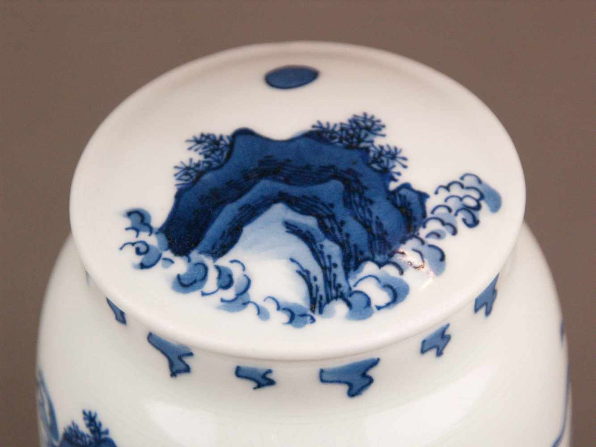 Blau-Weiß-Deckelvase - China, Balustervase mit flachem Steckdeckel, auf Wandung und Deckel - Bild 2 aus 10