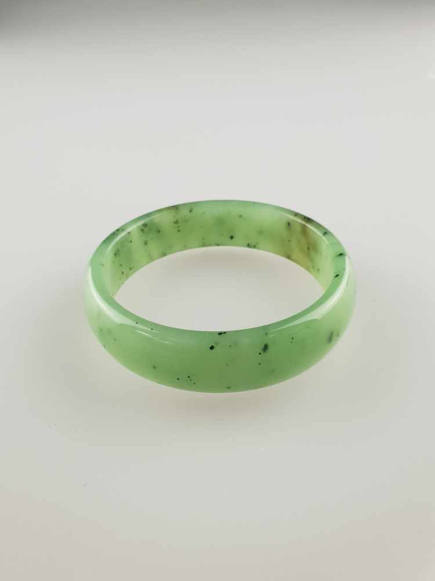 Jadearmreif - Russland, seladongrüne Jade mit spinatgrünen Einschlüssen, Dm.ca.7,5cm , ca.73g